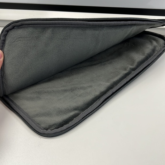14” case logic memory foam laptop sleeve. - Picture 2 of 3